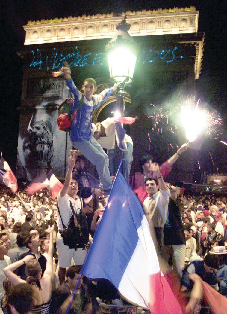 הצרפתים חוגגים את הזכייה במונדיאל ב־1998. צילום: רויטרס