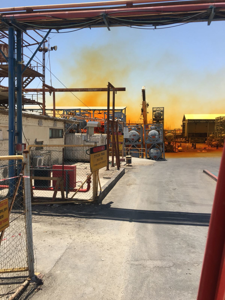 דליפת ברום בים המלח. צילום: כבאות והצלה נגב