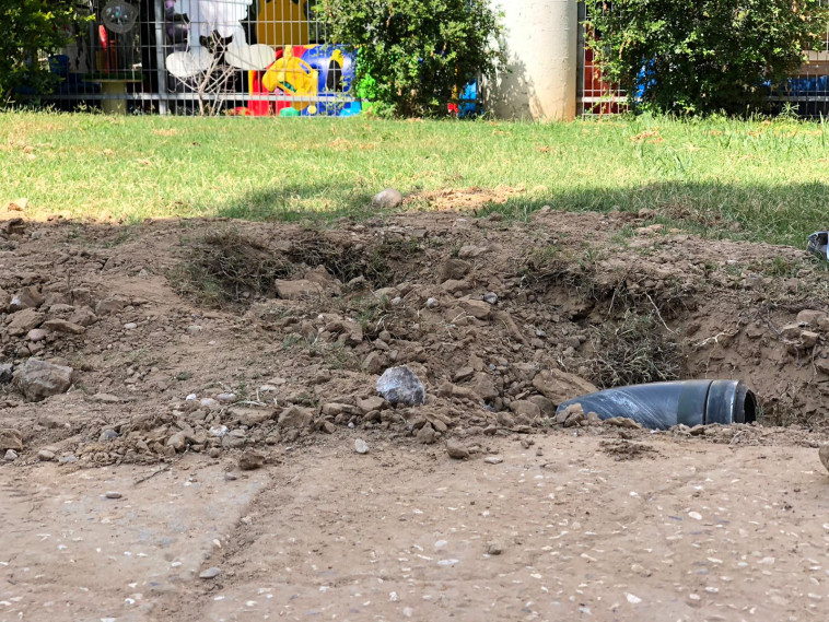 רקטה שנפלה סמוך לגן ילדים באשכול. צילום: ידידה הרוש/TPS 