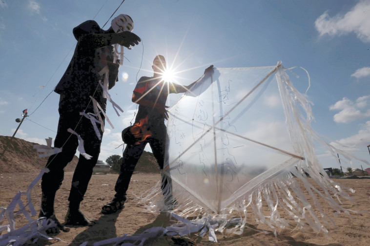 שיגור עפיפוני תבערה מרצועת עזה. הרמטכ&quot;ל הסביר מדוע קשה להורות על תקיפת חוליות אלו. צילום: רויטרס