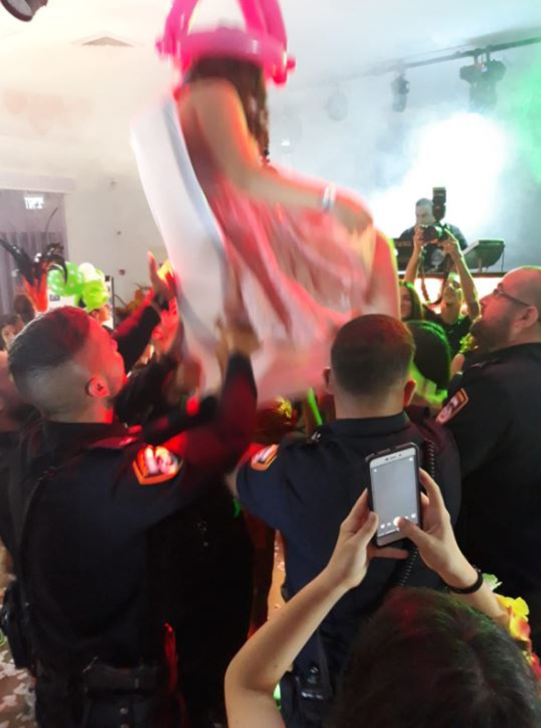  הנערה והשוטרים בחגיגת בת המצווה. צילום: דוברות המשטרה