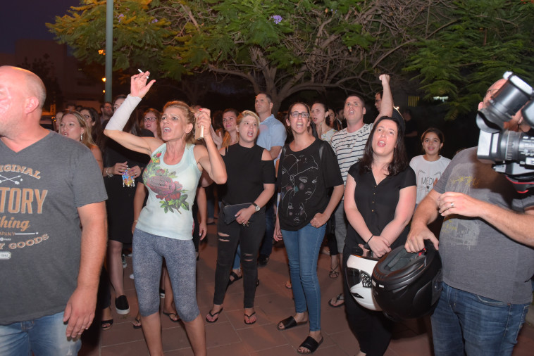  הורים מפגינים מול בית הגננת החשודה בהתעללות. צילום: אבשלום ששוני