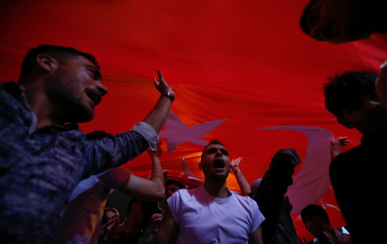 תומכי ארדואן חוגגים את ניצחונו בבחירות. צילום: רויטרס