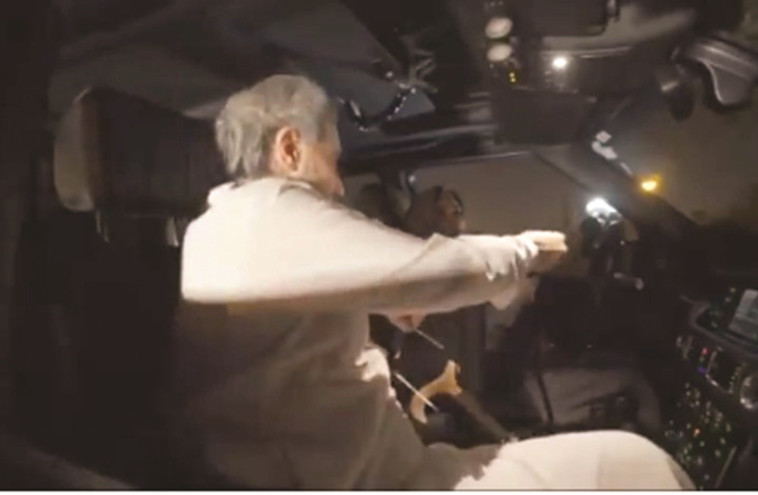  הנסיך בן טלאל מצלם את בתו נוהגת. צילום: טוויטר