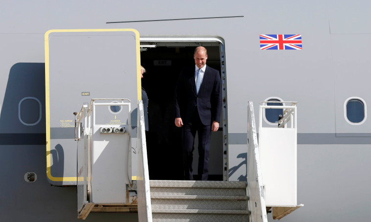 הנסיך וויליאם נוחת בירדן. צילום: רויטרס