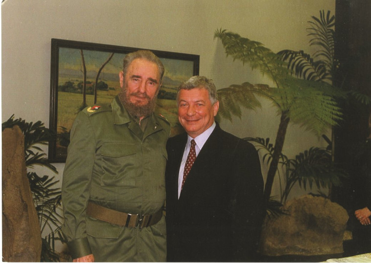 &quot;התעניין במיוחד מה זה יין כשר לפסח&quot;. עם קסטרו. צילום פרטי