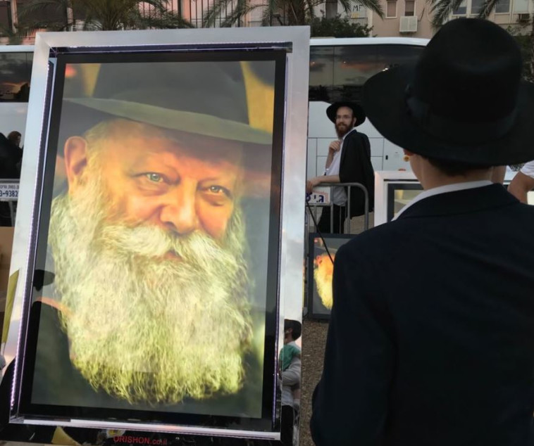 חסיד חב"ד, הערב בתל אביב. צילום: אבשלום ששוני