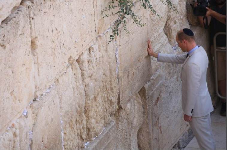 הנסיך וויליאם בכותל המערבי. צילום: מרק ישראל סלם