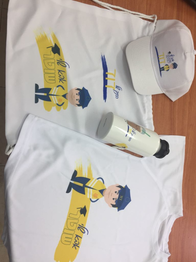 החולצות שחולקו לילדים. צילום: דוברות המשטרה