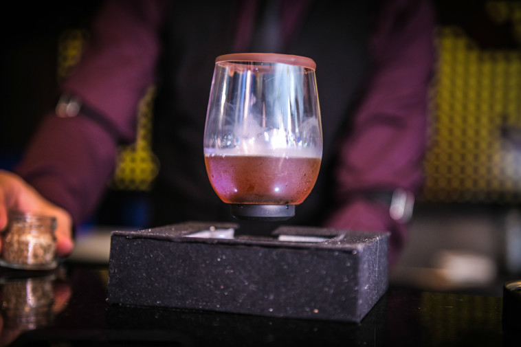 המשקה המרחף של נעם הס. צילום: שלומי זירה