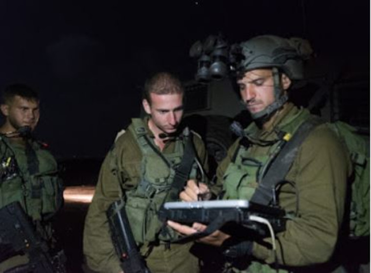 צה"ל מעביר סיוע לפליטים בסוריה. צילום: דובר צה"ל צה"ל מעביר סיוע לפליטים בסוריה. צילום: דובר צה"ל