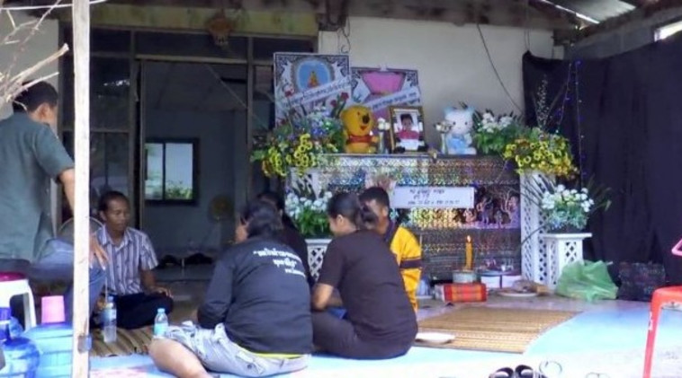 האחות מתה, כנראה כי שתתה הכי הרבה. צילום: בני משפחה מתאבלים על מות הילדה