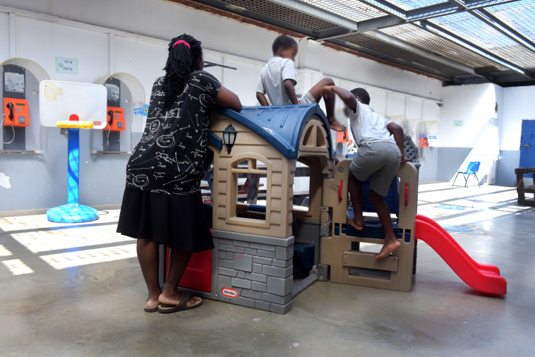 הניגרית וילדיה בכלא גבעון. צילום: אבשלום ששוני 