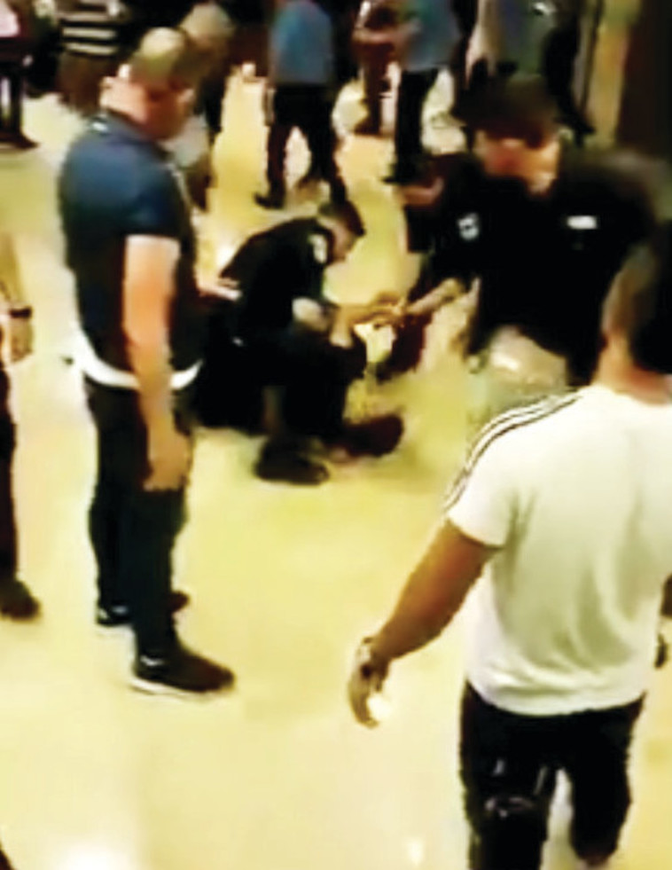 תיעוד של גילויי אלימות בבתי חולים, כפי שתועדו במצלמות אבטחה. צילום מסך