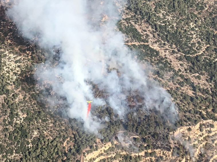 ניסיונות הכיבוי. צילום: דוברות כיבוי והצלה