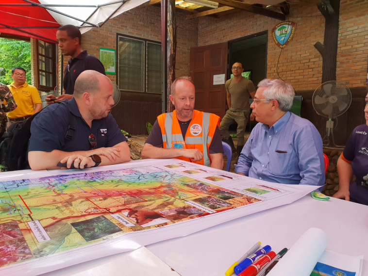 שגריר ישראל בתאילנד סמוך למערה. צילום: משרד החוץ