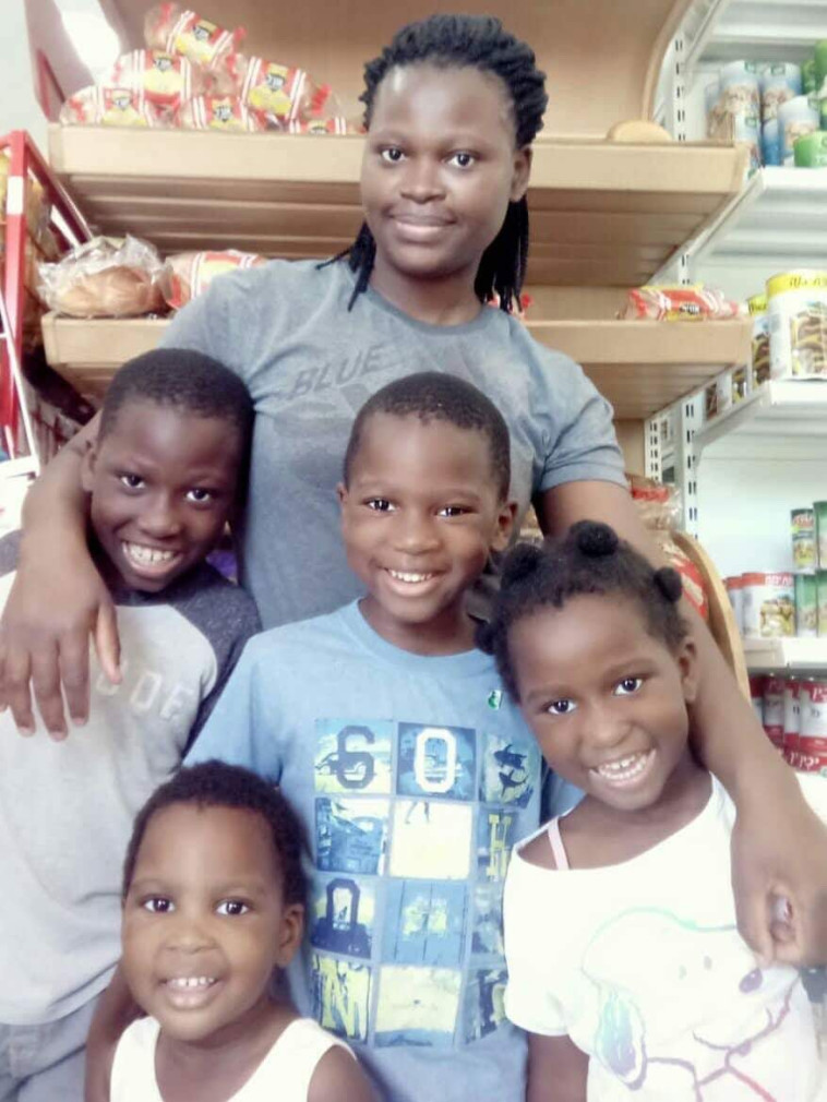 אולסגום ומשפחתה. צילום פרטי