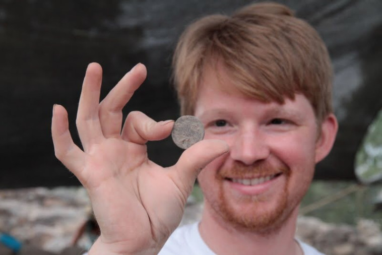 המטבע שנמצא בחפירות. צילום: חנן שפיר  