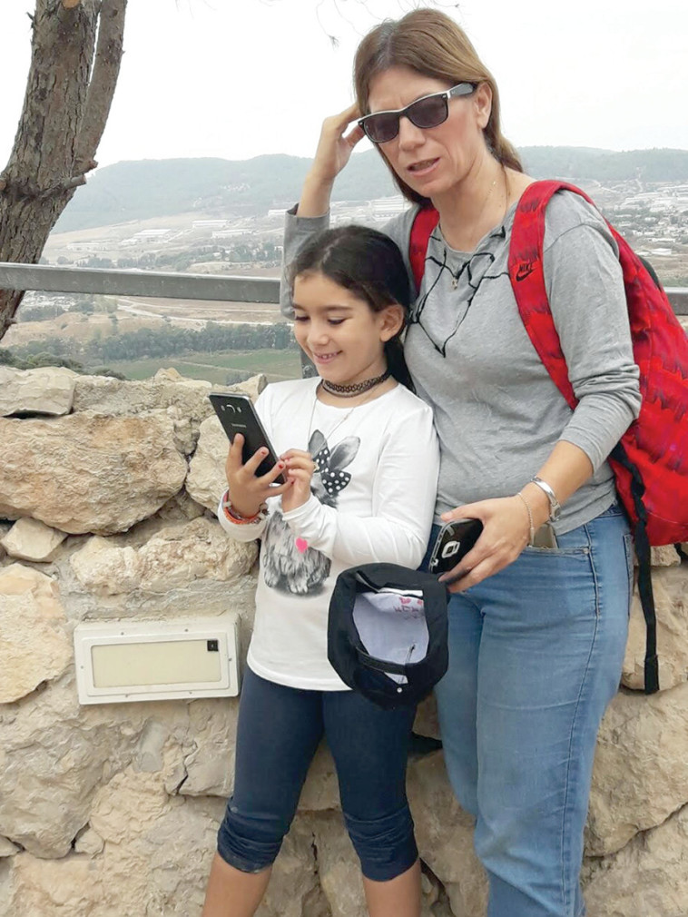 נורית דאבוש ובתה. פרטי נורית דאבוש ובתה. פרטי