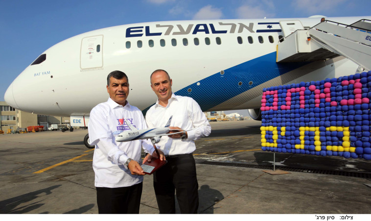 גונן אוסישקין ויוסי בכר על רקע המטוס החדש. מדי רבעון יגיע אחד נוסף. צילום: סיון פרג'