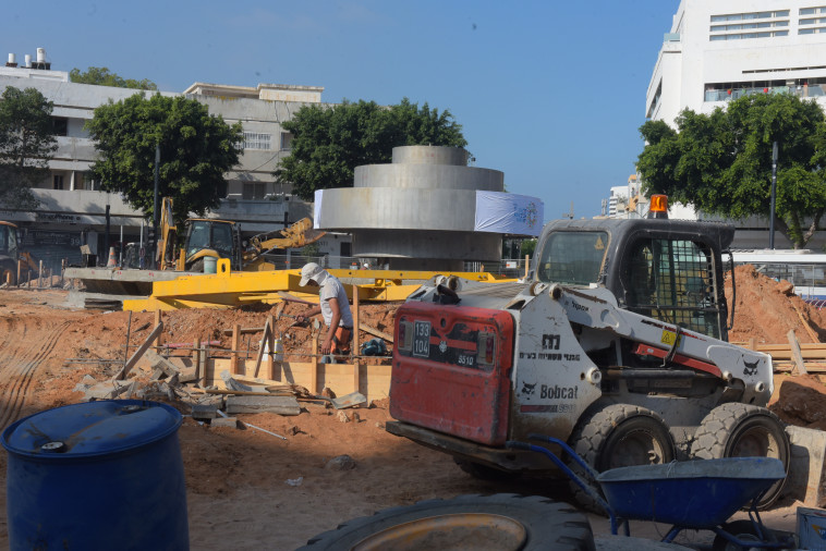 הפסל שב לכיכר. צילום: אבשום ששוני הפסל שב לכיכר. צילום: אבשום ששוני
