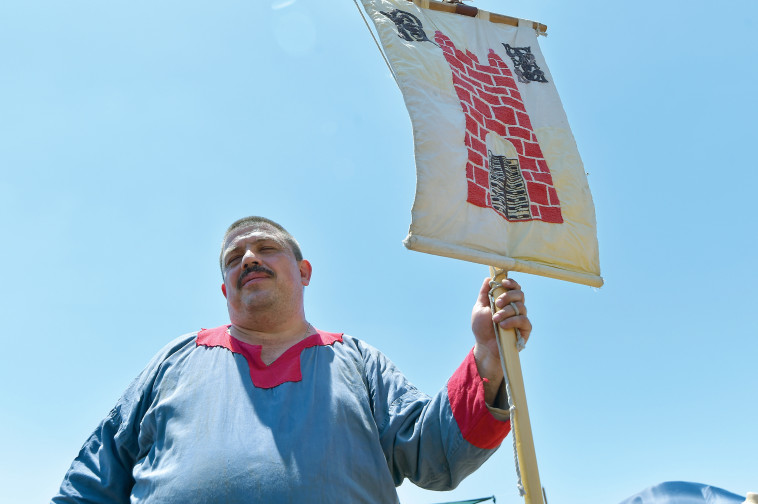 פאבל חרומוב מחופש לצלבן. צילום: מאיר וקנין
