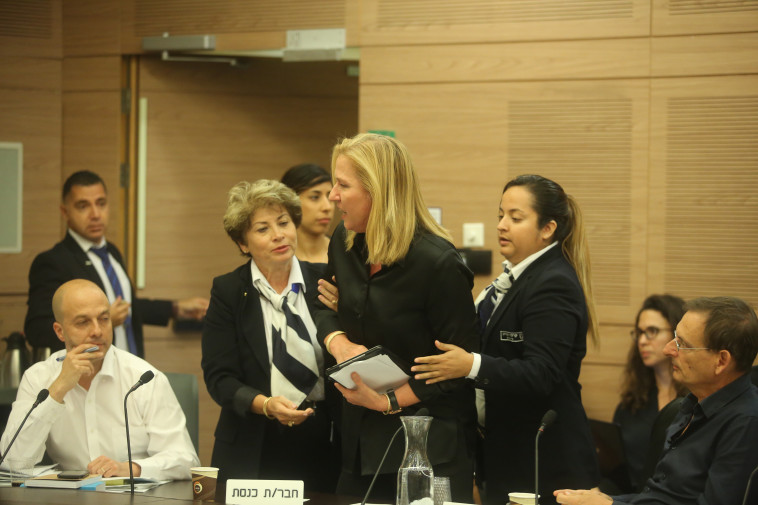 לבני מורחקת מהדיון. צילום: מרק ישראל סלם