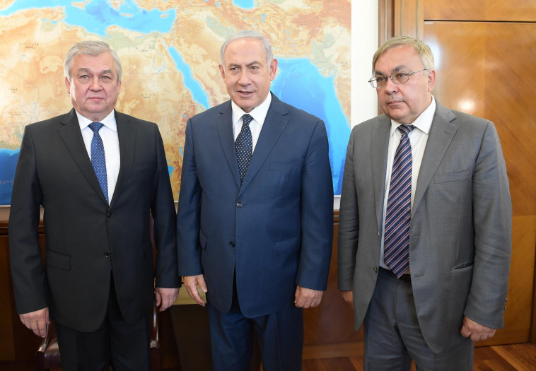 נתניהו עם נציגי רוסיה היום. צילום: עמוס בן גרשום, לע&quot;מ