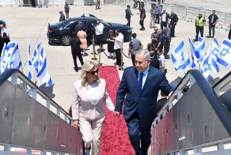 נתניהו ורעייתו. רגל במוסקבה, ורגל בכנסת, שם הוא מוכיח כמה הוא דורש החלפה. צילום: קובי גדעון, לע"מ נתניהו ורעייתו. רגל במוסקבה, ורגל בכנסת, שם הוא מוכיח כמה הוא דורש החלפה. צילום: קובי גדעון, לע"מ