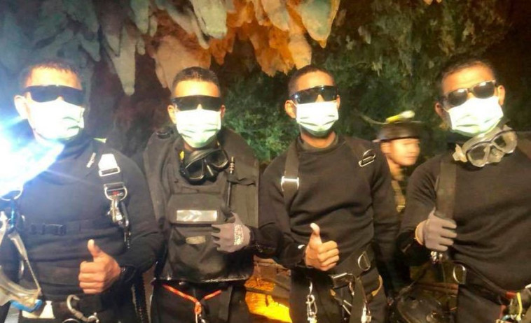 כוח הקומנדו שחילץ את הילדים מהמערה. צילום מסך כוח הקומנדו שחילץ את הילדים מהמערה. צילום מסך