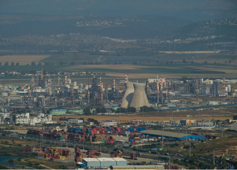 המפעלים המזהמים בחיפה. צילום: יניב נדב