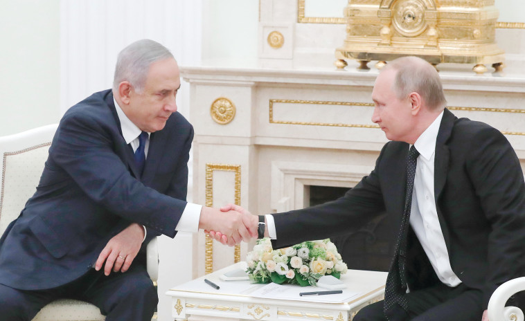פוטין ונתניהו. ישראל נתפסת כגורם משפיע על הממשל האמריקאי. צילום: AFP פוטין ונתניהו. ישראל נתפסת כגורם משפיע על הממשל האמריקאי. צילום: AFP