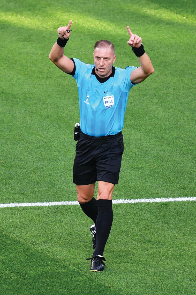 עצירה מלאכותית. תנועת השיפוט שכבשה את הטורניר. צילום: GettyImages