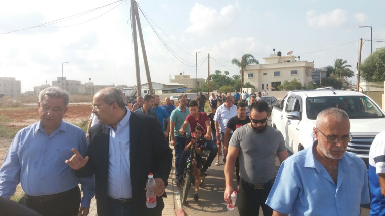 ח&quot;כ טיבי בצעדת מחאה בקלנסווה, שהפכה לצעדה שמחה