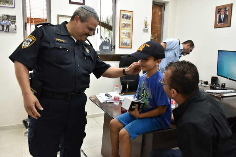 המפכ&quot;ל אלשיך עם כרים. צילום: דוברות המשטרה