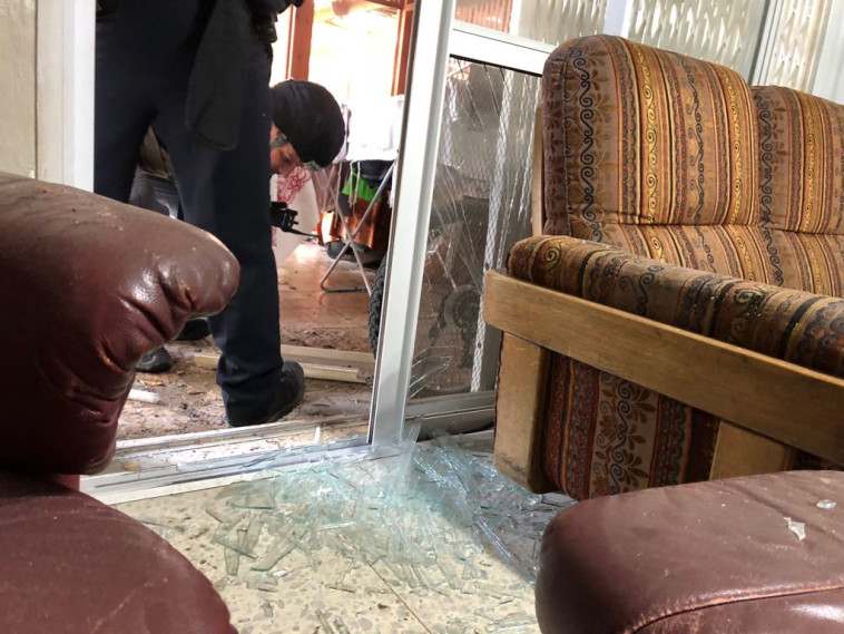 פגיעת רקטה בבית בשדרות. צילום: דוברות המשטרה