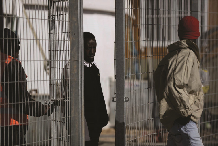 מסתננים במתקן חולות. צילום:  תומר נויברג, פלאש 90 