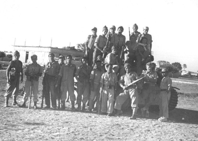 תמונה קבוצתית בניצנים, 1948. צילום: ארכיון צה"ל במשרד הביטחון תמונה קבוצתית בניצנים, 1948. צילום: ארכיון צה"ל במשרד הביטחון