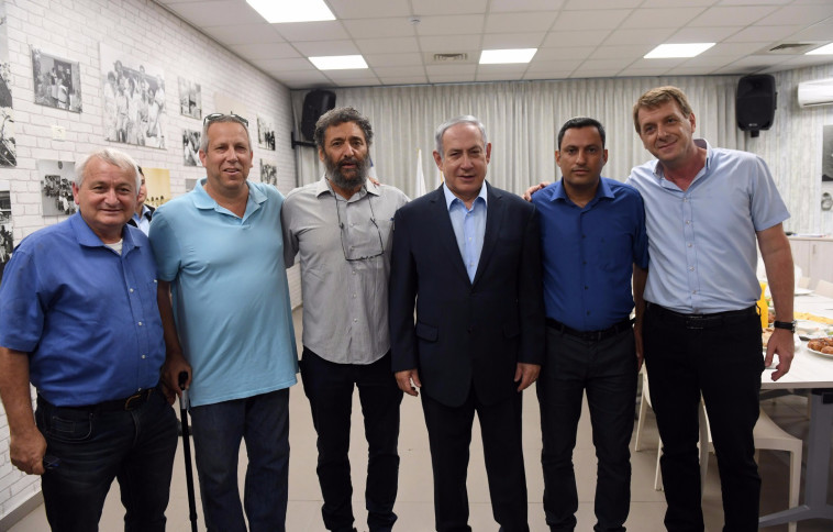 בנימין נתניהו וראשי הרשויות בדרום. צילום: חיים צח, לע&quot;מ