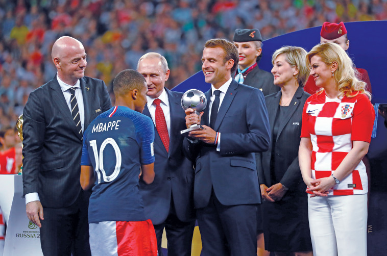 עמנואל מקרון בגמר המונדיאל. צילום: רויטרס 