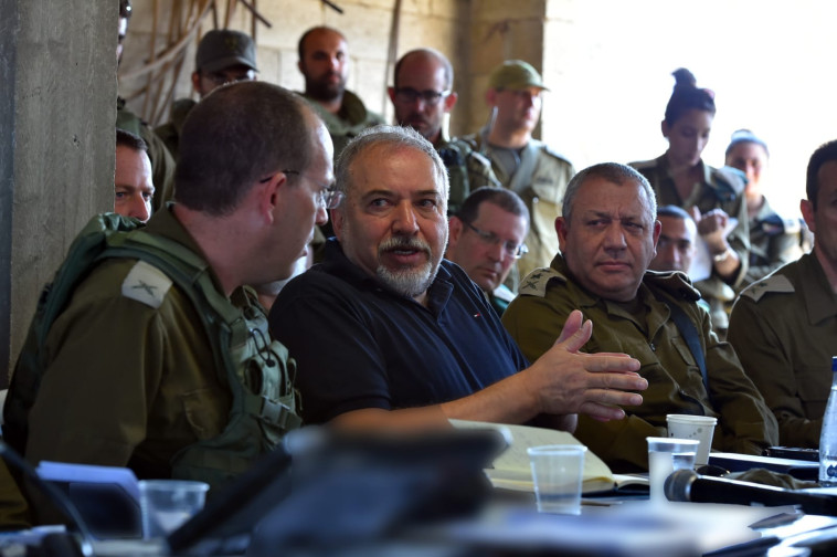 אביגדור ליברמן וגדי איזנקוט בתרגיל אוגדה. צילום: דובר צה"ל אביגדור ליברמן וגדי איזנקוט בתרגיל אוגדה. צילום: דובר צה"ל