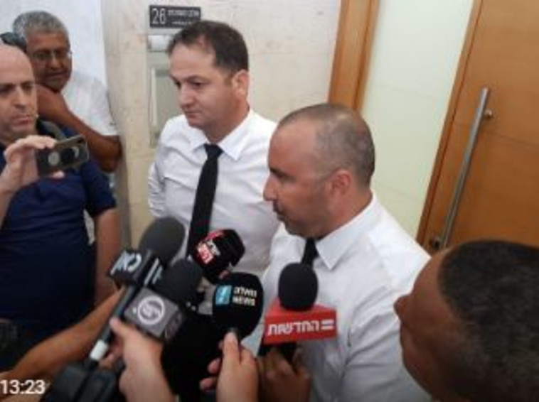 עורכי הדין של החשוד בבית המשפט. צילום: אלון חכמון