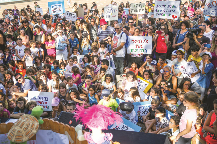 &quot;כולם עצובים, עצבניים, לא יודעים מה יהיה, חוששים לפרנסתם&quot;. הפגנת עובדי החינוכית בתל אביב, בשבוע שעבר. צילום: פלאש 90