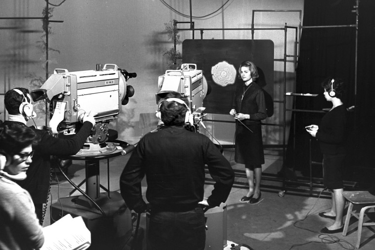 הובטח שהיא לא תציג שום דבר שנוי במחלוקת דתית או מדינית בישראל. שידורי החינוכית הראשונים, 1966. צילום: משה פרידן, לע''מ