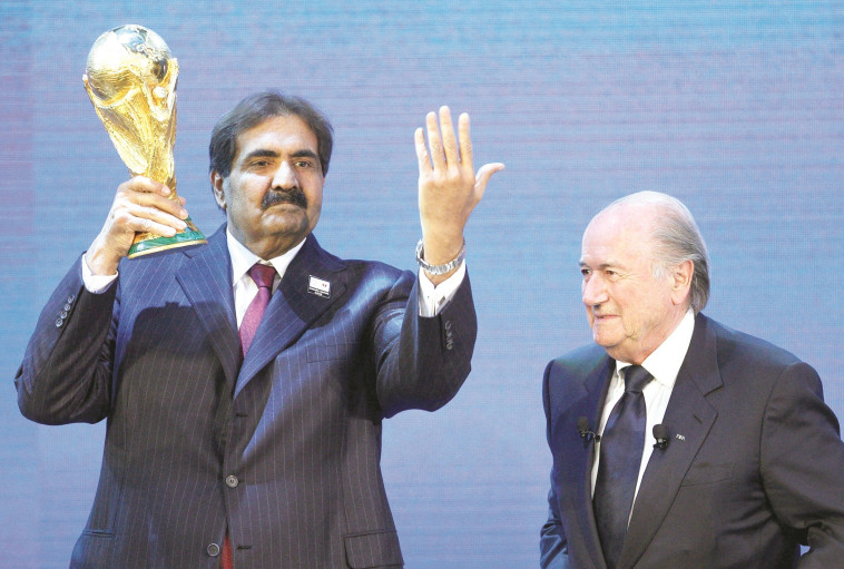 בלאטר מעניק לקטאר את אירוח המונדיאל, 2010. צילום: רויטרס