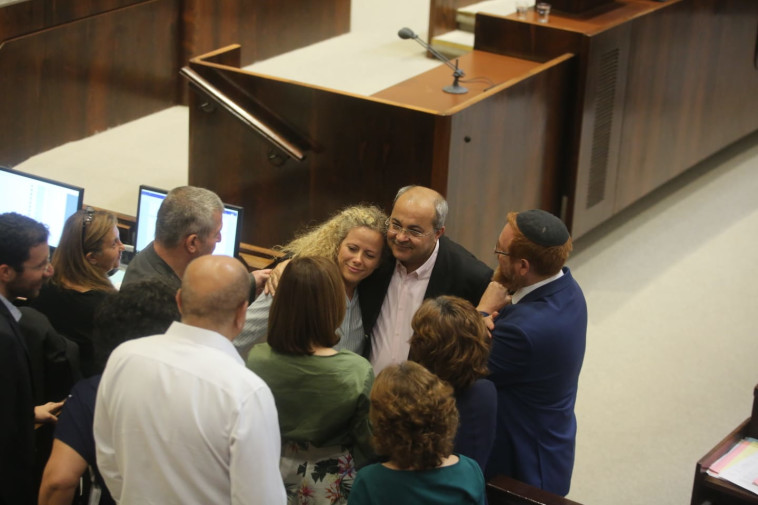 חברי הכנסת מחבקים את ח"כ נחמיאס ורבין. צילום: מרק ישראל סלם חברי הכנסת מחבקים את ח"כ נחמיאס ורבין. צילום: מרק ישראל סלם