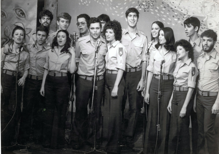 מיקי קם בלהקת הנח"ל . צלם : ישמח יצחק מיקי קם בלהקת הנח"ל . צלם : ישמח יצחק