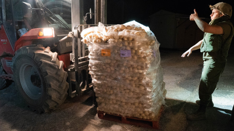 העברת מזון לפליטים בסוריה. צילום: דובר צה&quot;ל