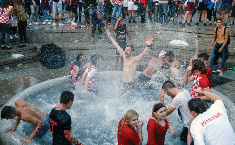 נראה היה כאילו כל הקרואטים כאיש אחד עלו לעיר הבירה שלהם לכבוד המשחק. צילום: GettyImages