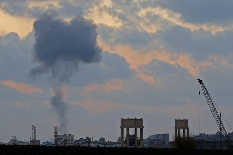 עשן מיתמר מעל רצועת עזה אתמול. צילום: AFP